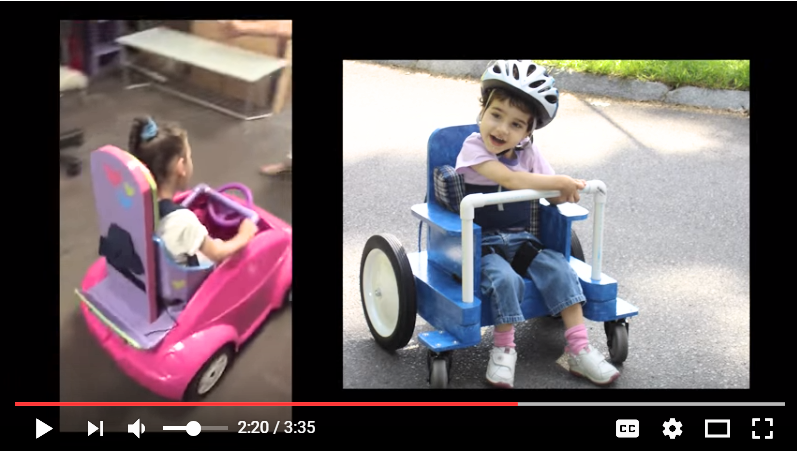 Capture d'écran sur YouTube de deux filles dans des appareils de mobilité bricolés. L'une d'elles est une voiture-jouet adaptée, dont le volant est fait de tuyaux en PVC et dont les sièges sont adaptés. L'autre est un fauteuil roulant fait maison qui permet à l'enfant de se propulser avec ses pieds.