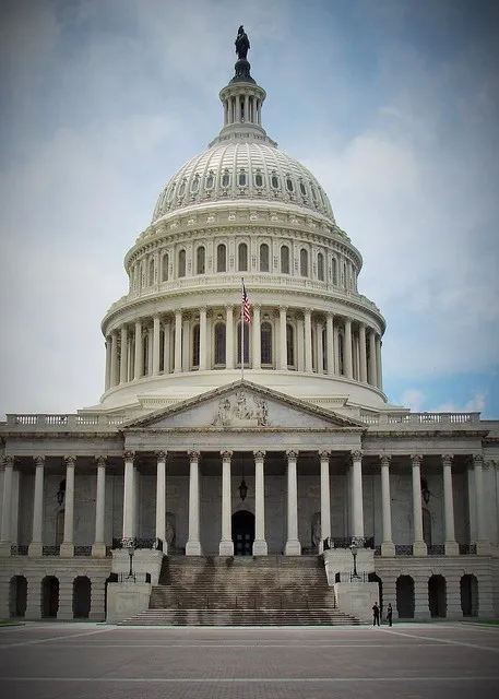 Le Capitole des États-Unis avec ses marches.